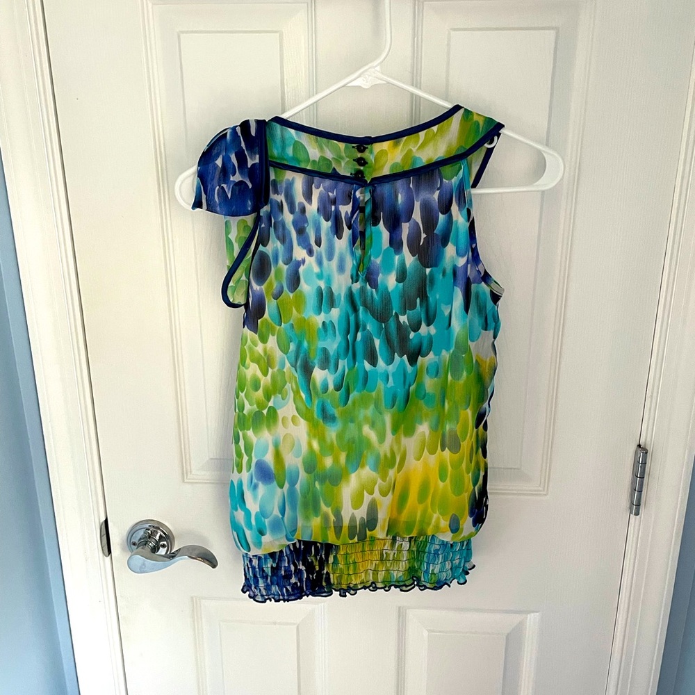 Women’s sleeveless blouse.